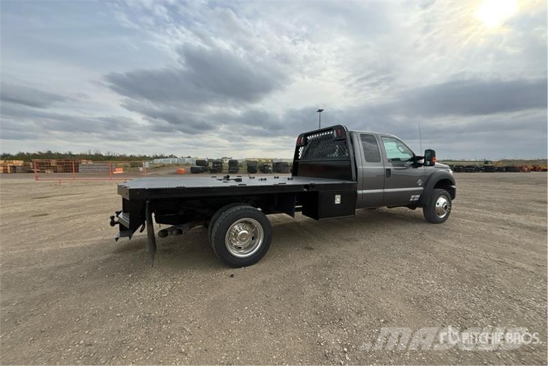 Ford F-550 Lastbil med lad/Flatbed