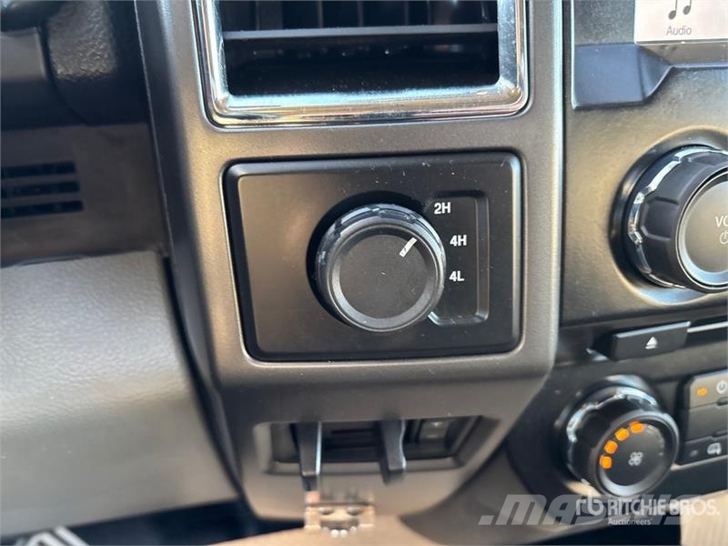 Ford F-550 Tovornjaki s kesonom/platojem