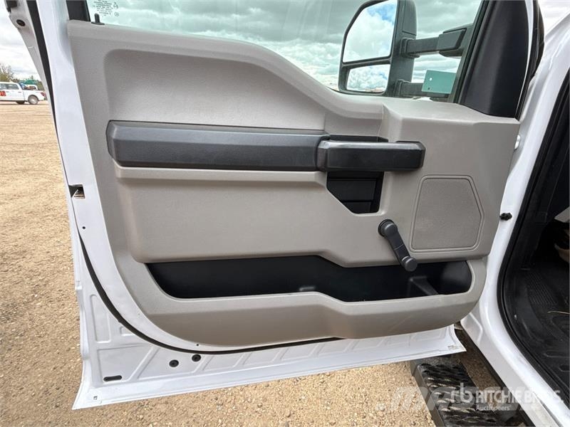 Ford F-550 Teherautóra szerelt emelők és állványok