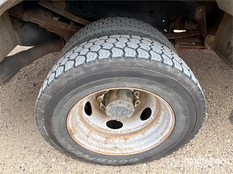 Ford F-550 Teherautóra szerelt emelők és állványok