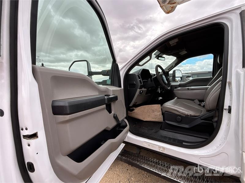 Ford F-550 Teherautóra szerelt emelők és állványok