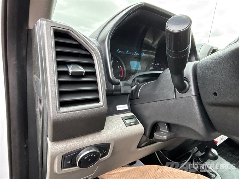 Ford F-550 Teherautóra szerelt emelők és állványok