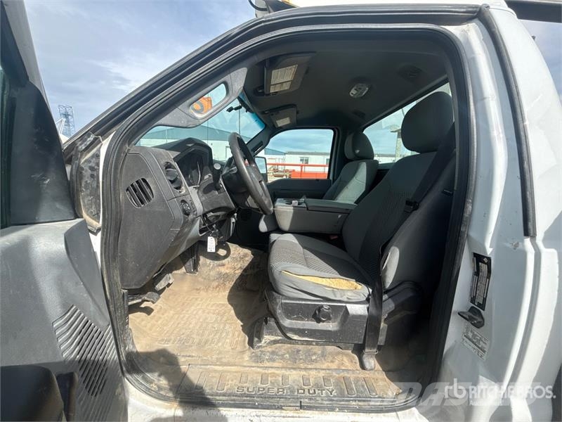 Ford F-550 Teherautóra szerelt emelők és állványok