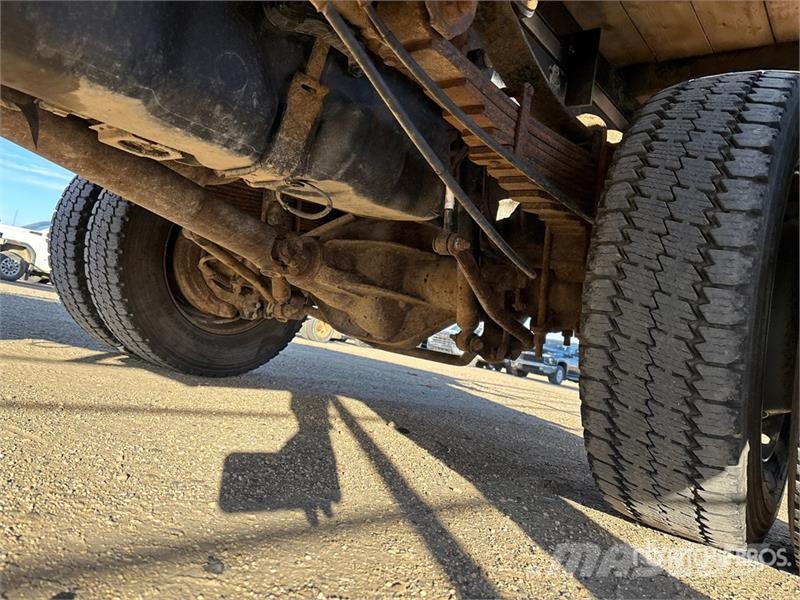 Ford F-550 Tovornjaki s kesonom/platojem