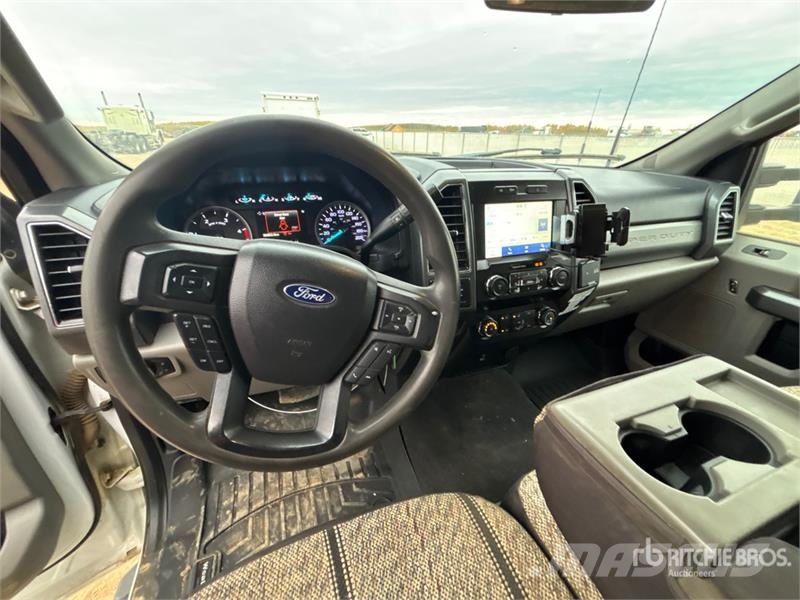 Ford F-550 Camion plateau