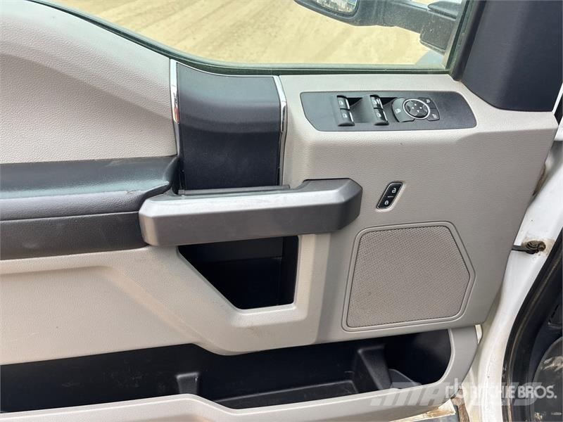 Ford F-550 Camion plateau
