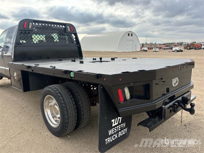 Ford F-550 Lastbil med lad/Flatbed
