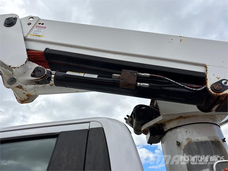 Ford F-550 Teherautóra szerelt emelők és állványok
