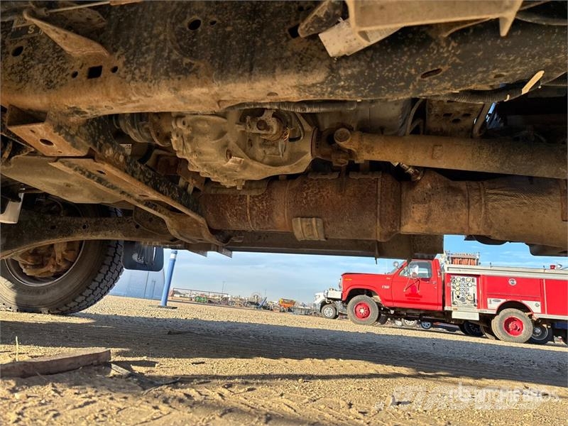 Ford F-550 Tovornjaki s kesonom/platojem