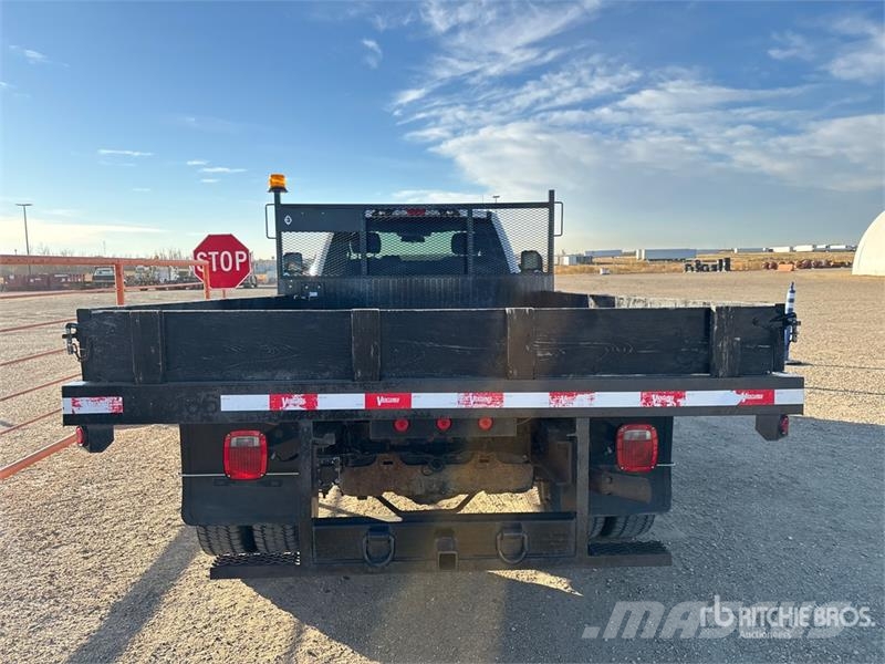 Ford F-550 Tovornjaki s kesonom/platojem