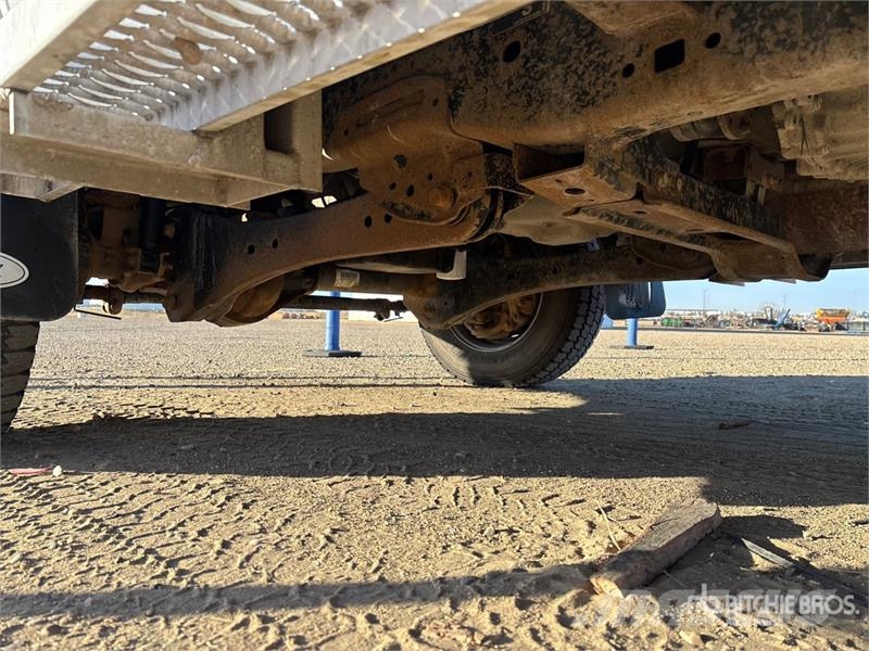 Ford F-550 Tovornjaki s kesonom/platojem