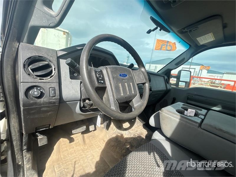 Ford F-550 Teherautóra szerelt emelők és állványok