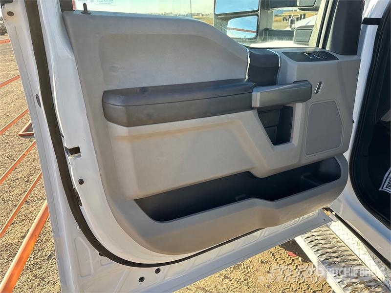 Ford F-550 Tovornjaki s kesonom/platojem