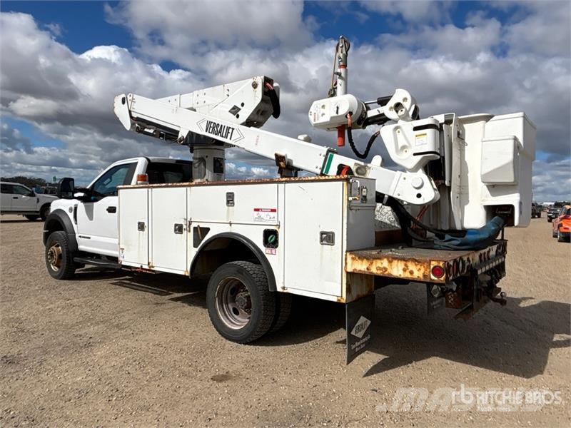 Ford F-550 Teherautóra szerelt emelők és állványok