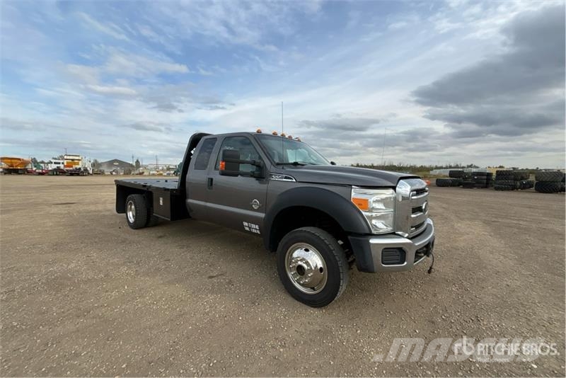 Ford F-550 Lastbil med lad/Flatbed