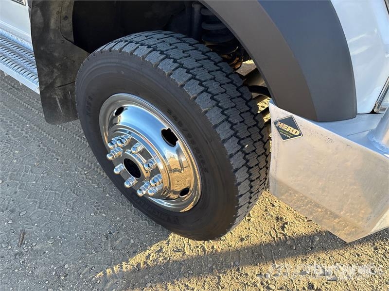 Ford F-550 Tovornjaki s kesonom/platojem