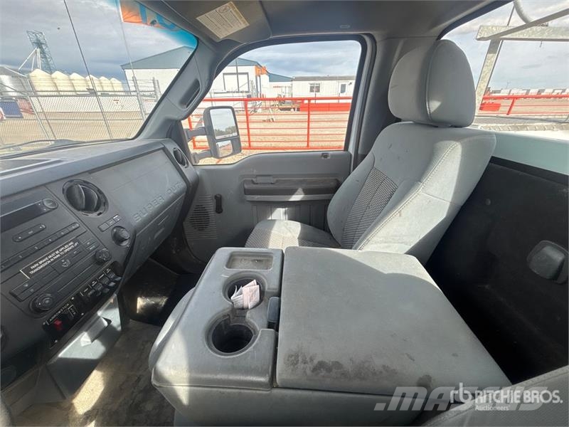 Ford F-550 Teherautóra szerelt emelők és állványok