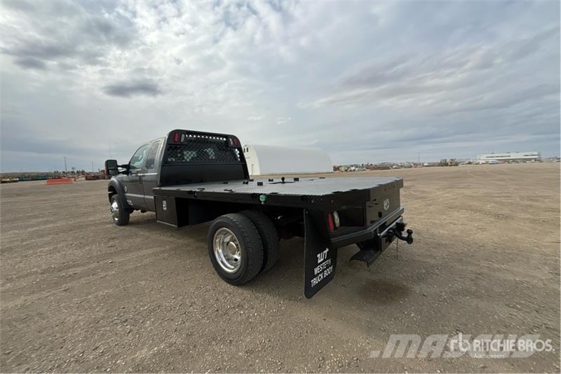 Ford F-550 Lastbil med lad/Flatbed