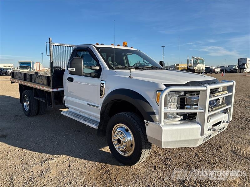 Ford F-550 Tovornjaki s kesonom/platojem