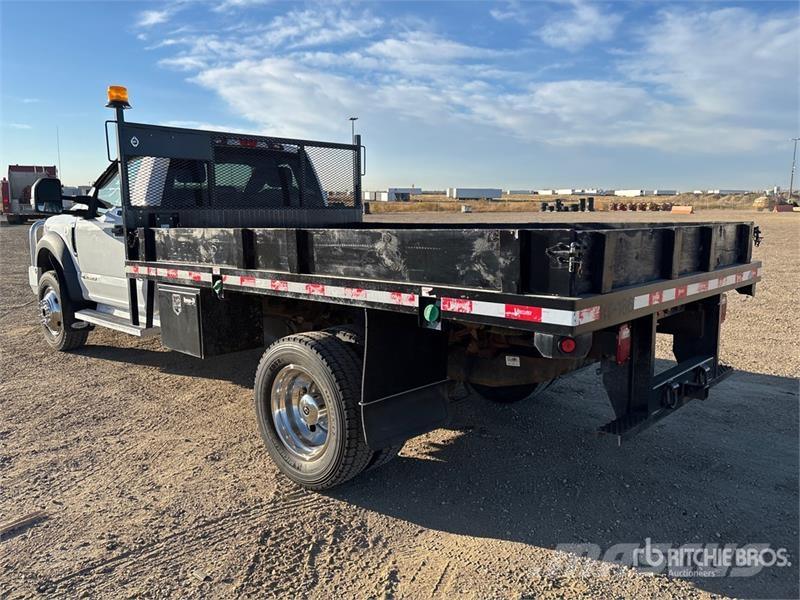 Ford F-550 Tovornjaki s kesonom/platojem
