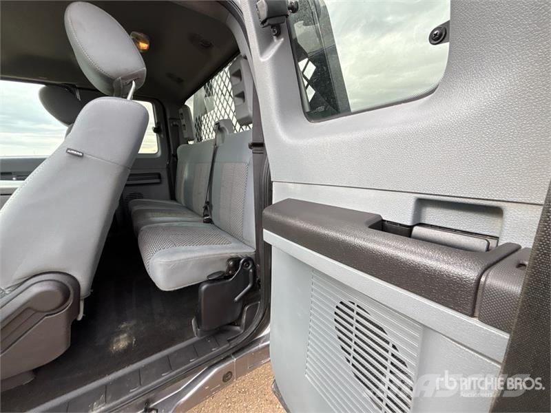 Ford F-550 Lastbil med lad/Flatbed