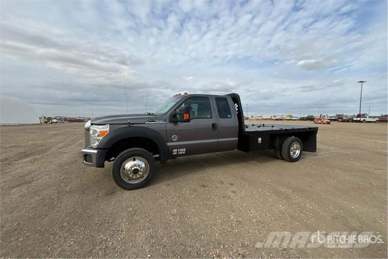 Ford F-550 Lastbil med lad/Flatbed
