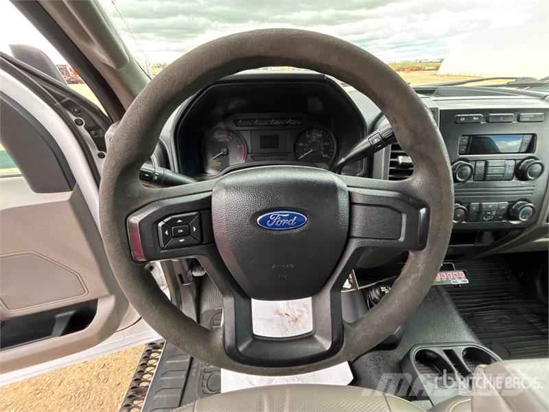 Ford F-550 Teherautóra szerelt emelők és állványok