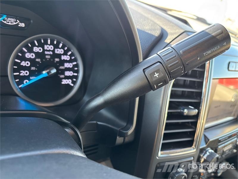 Ford F-550 Tovornjaki s kesonom/platojem