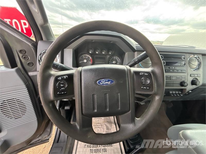 Ford F-550 Lastbil med lad/Flatbed