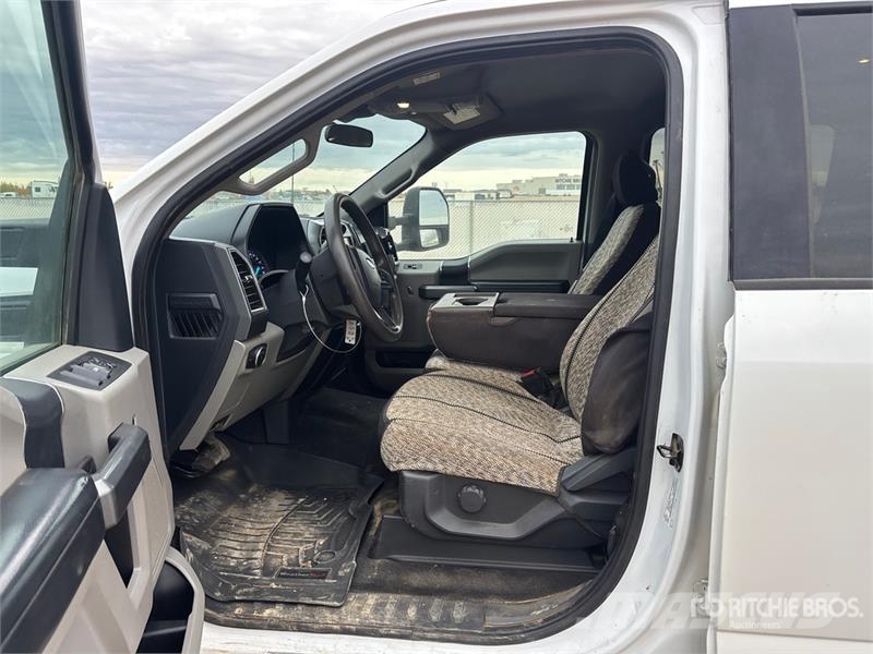 Ford F-550 Camion plateau