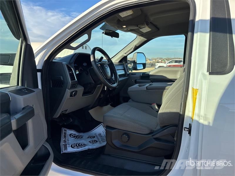 Ford F-550 Tovornjaki s kesonom/platojem