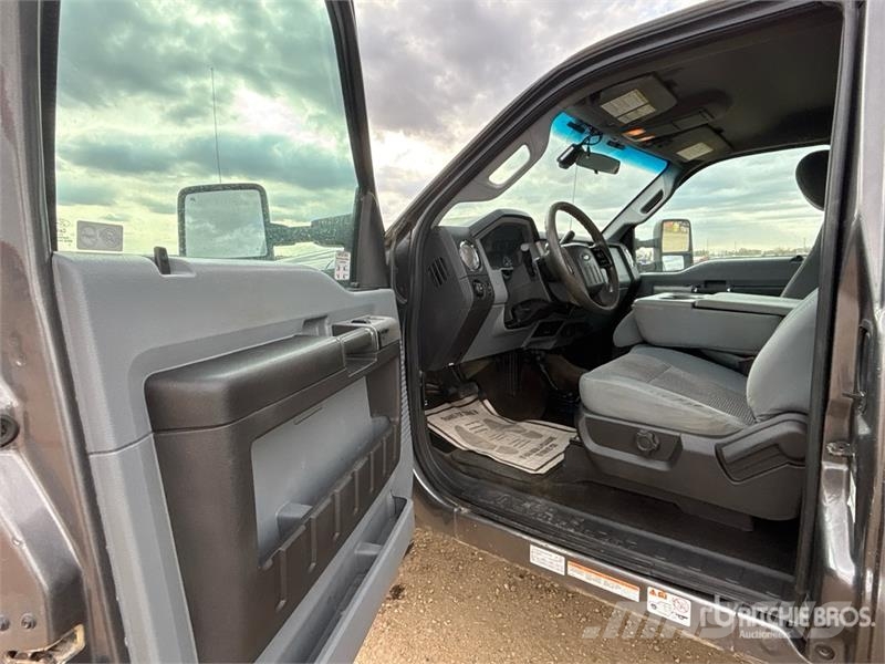 Ford F-550 Lastbil med lad/Flatbed