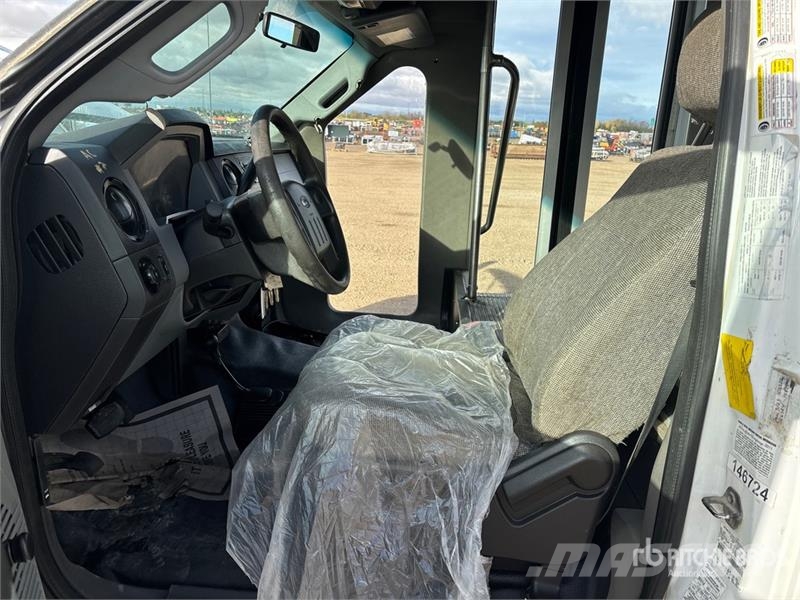 Ford F-550 4x4 15-Seat Mini Bus Minibusser