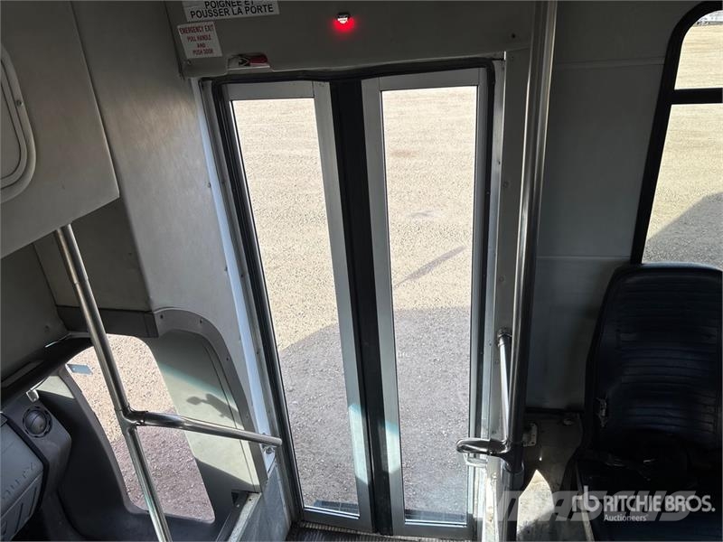 Ford F-550 4x4 15-Seat Mini Bus Minibusser