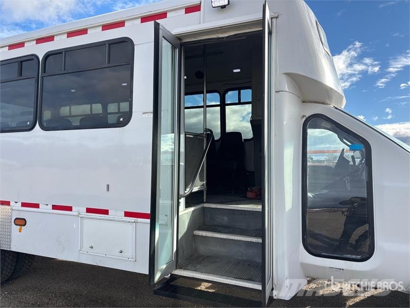 Ford F-550 4x4 15-Seat Mini Bus Minibusser