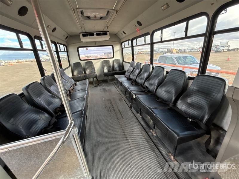 Ford F-550 4x4 15-Seat Mini Bus Minibusser