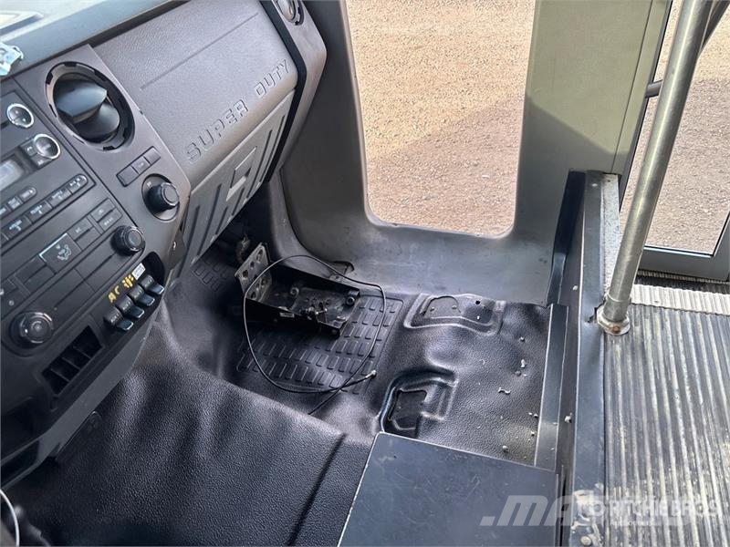 Ford F-550 4x4 15-Seat Mini Bus Minibusser