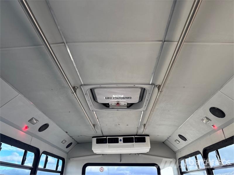 Ford F-550 4x4 15-Seat Mini Bus Minibusser