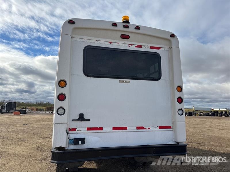 Ford F-550 4x4 15-Seat Mini Bus Minibusser
