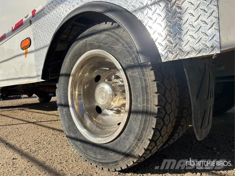 Ford F-550 4x4 15-Seat Mini Bus Minibusser