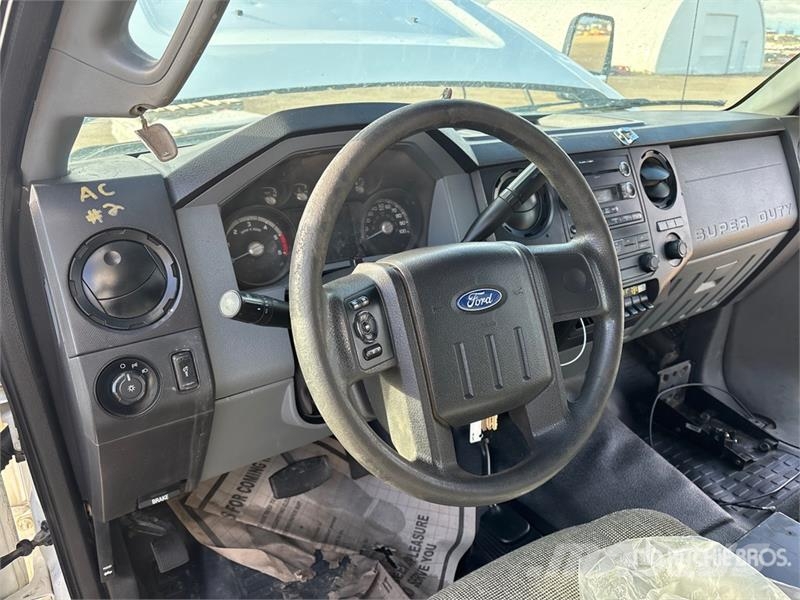 Ford F-550 4x4 15-Seat Mini Bus Minibusser