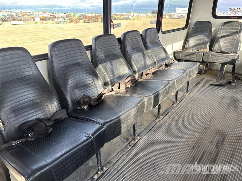 Ford F-550 4x4 15-Seat Mini Bus Minibusser