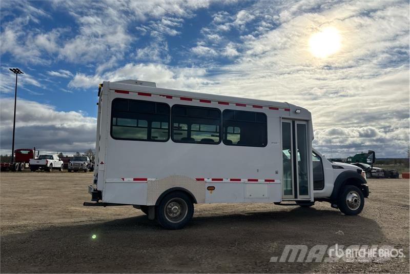Ford F-550 4x4 15-Seat Mini Bus Minibusser