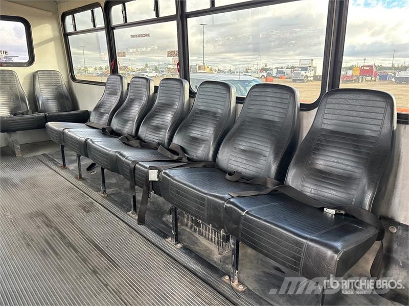 Ford F-550 4x4 15-Seat Mini Bus Minibusser