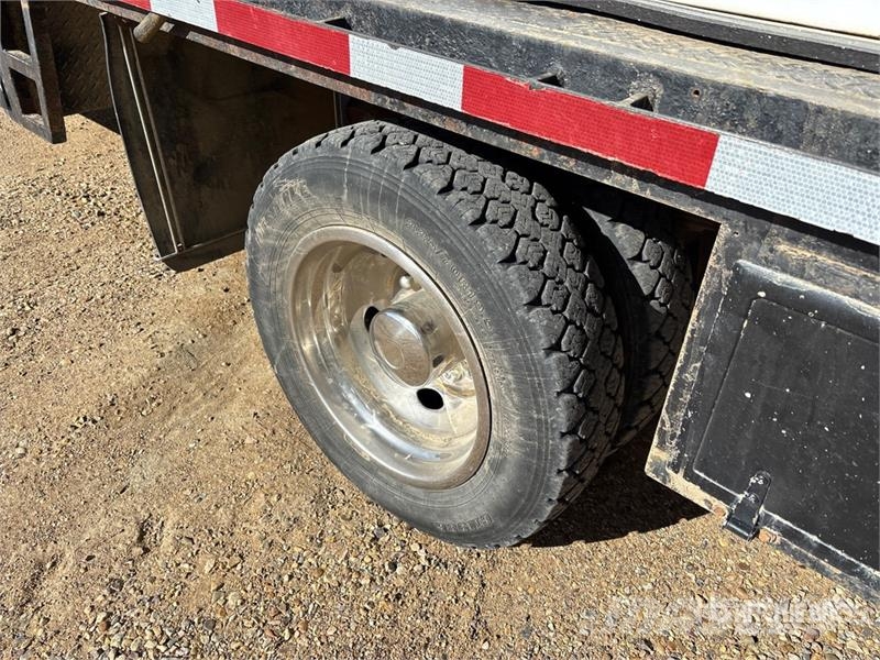 Ford F-550 4x4 Crew Cab W/ Twister T185 185 cfm Screw A 시립/다목적 차량