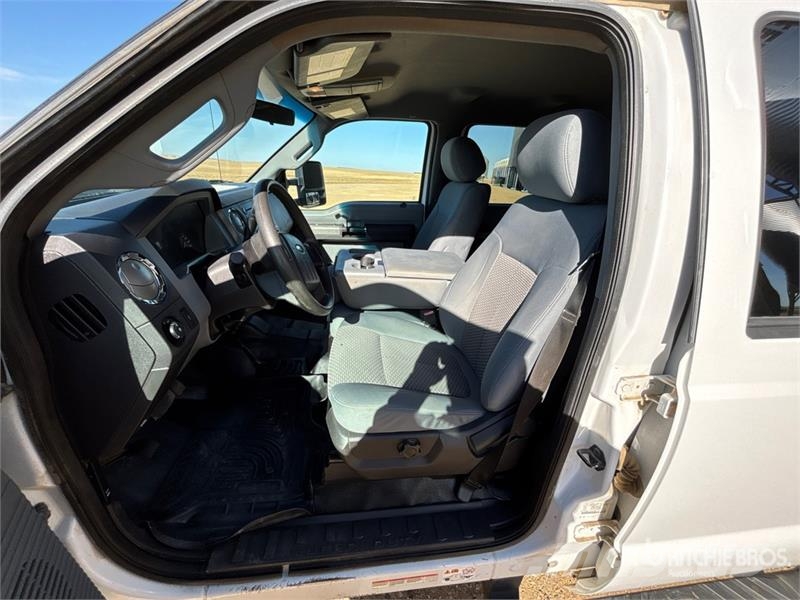 Ford F-550 4x4 Crew Cab W/ Twister T185 185 cfm Screw A 시립/다목적 차량