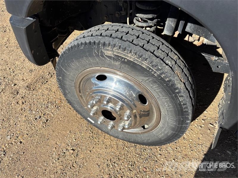 Ford F-550 4x4 Crew Cab W/ Twister T185 185 cfm Screw A 시립/다목적 차량
