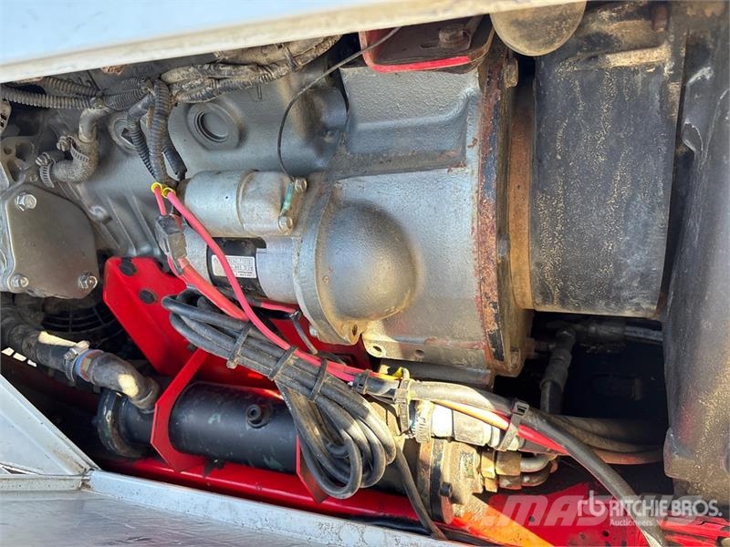 Ford F-550 4x4 Crew Cab W/ Twister T185 185 cfm Screw A 시립/다목적 차량