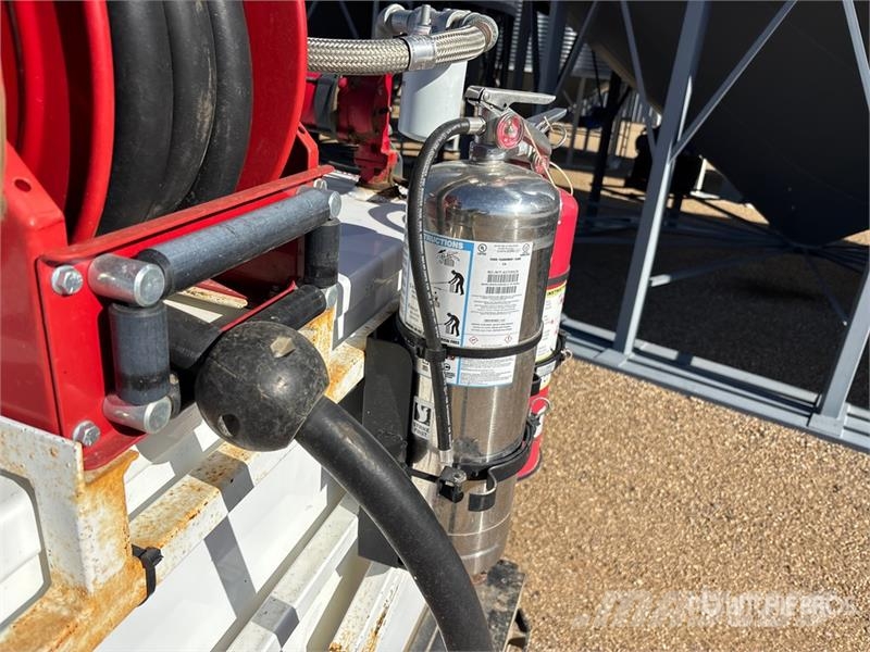 Ford F-550 4x4 Crew Cab W/ Twister T185 185 cfm Screw A 시립/다목적 차량