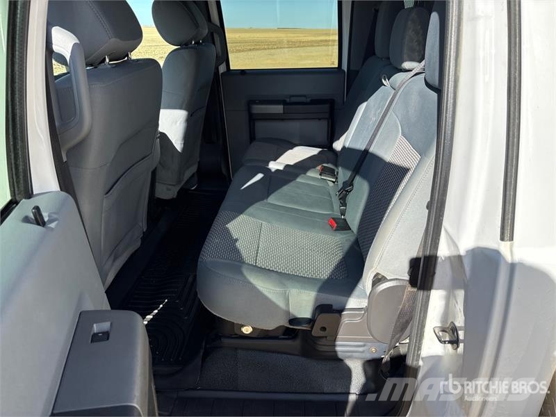 Ford F-550 4x4 Crew Cab W/ Twister T185 185 cfm Screw A 시립/다목적 차량